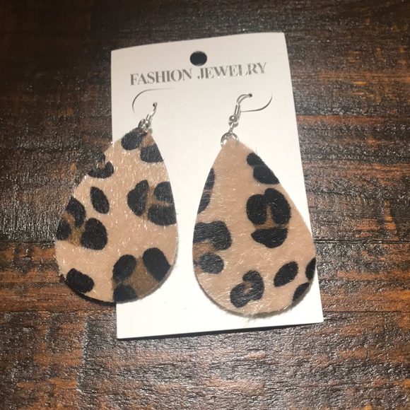Jewelry - Faux leather teardrop leopard print earrings